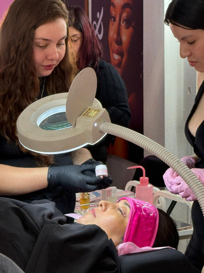 Curso Profesional de Cejas · Laminación + Henna + Spa · Métodos Della & Delle y Clione · AMLA REBUILD · Online y Presencial Chile