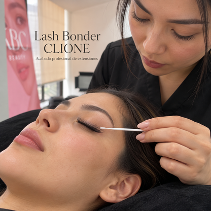 Profesional preparando el acabado de extensiones con un microaplicador para Lash Bonder CLIONE.